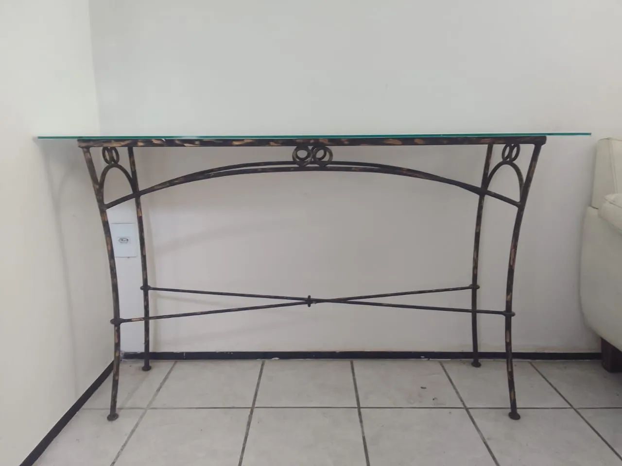 Console de Ferro Forjado com Tampo de Vidro - Excelente Estado - Foto 2
