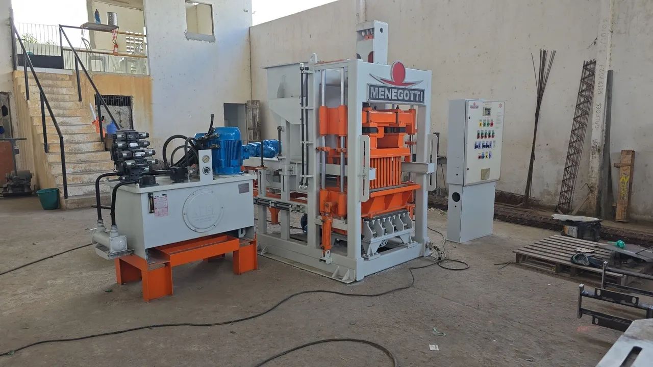 Máquina de fabricação de pisos intertravados MB4 automática reformada - Foto 2