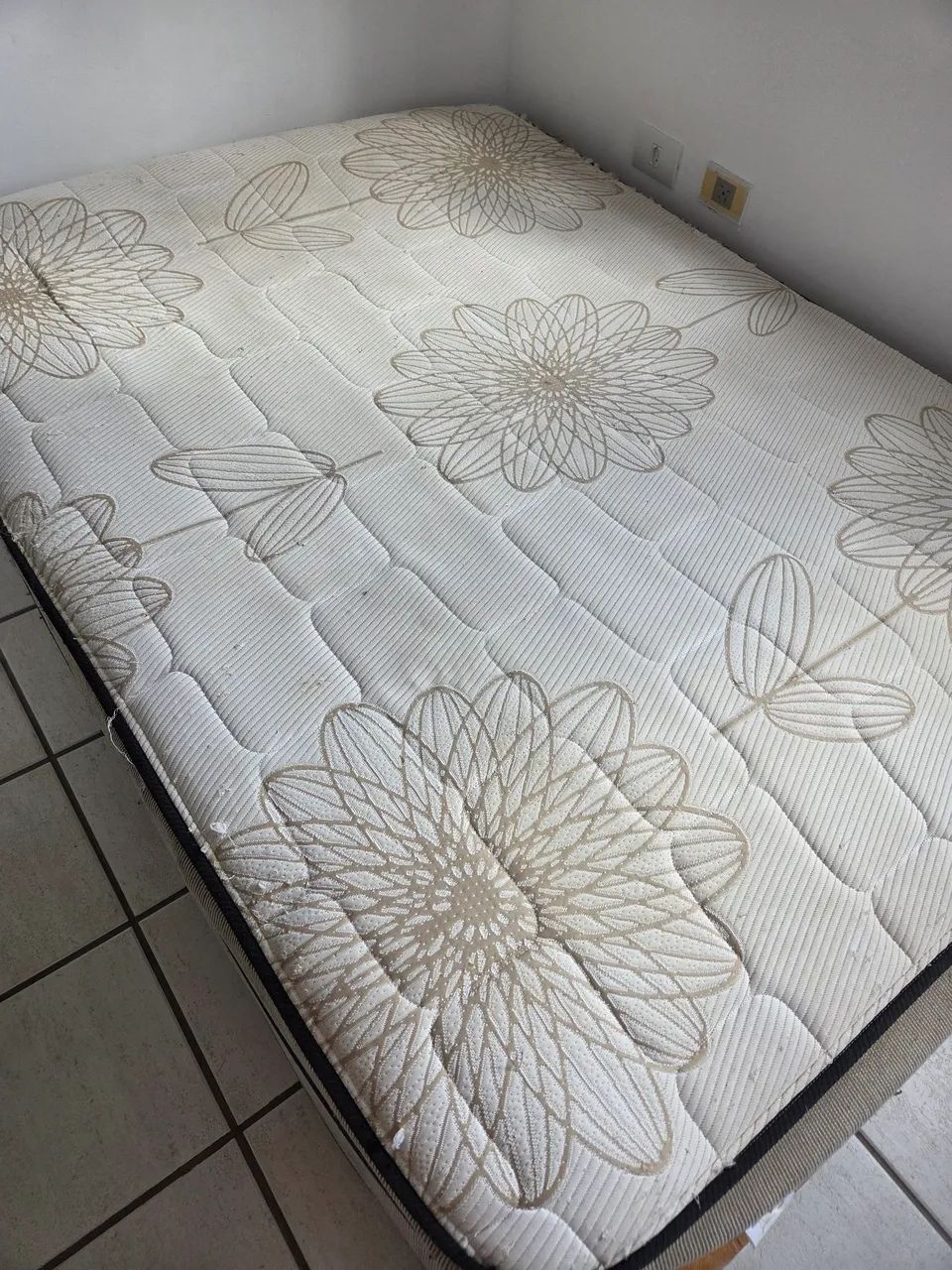 Colchão de casal com base de madeira 