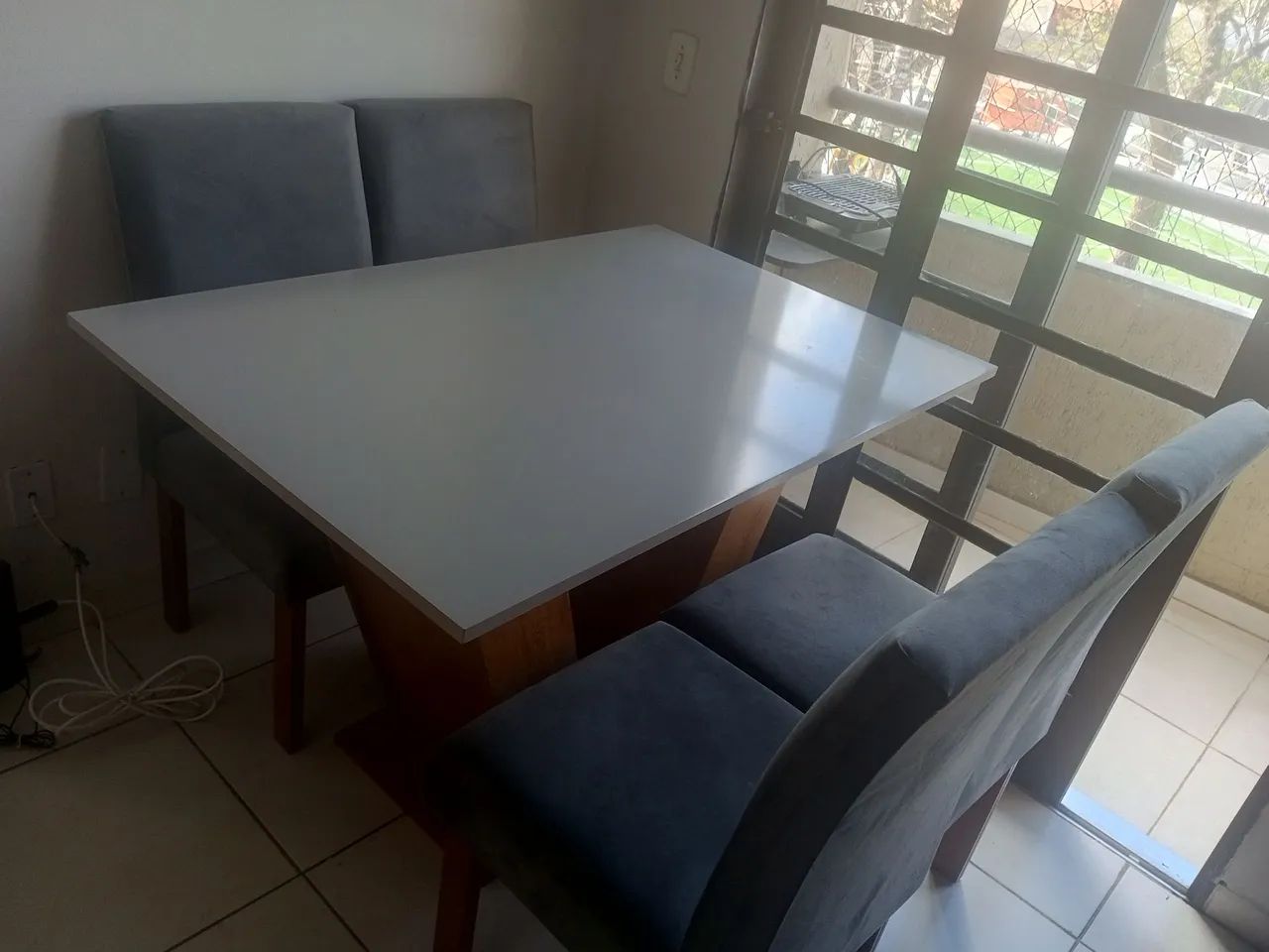 Mesa com 4 cadeiras - cinza chumbo 
