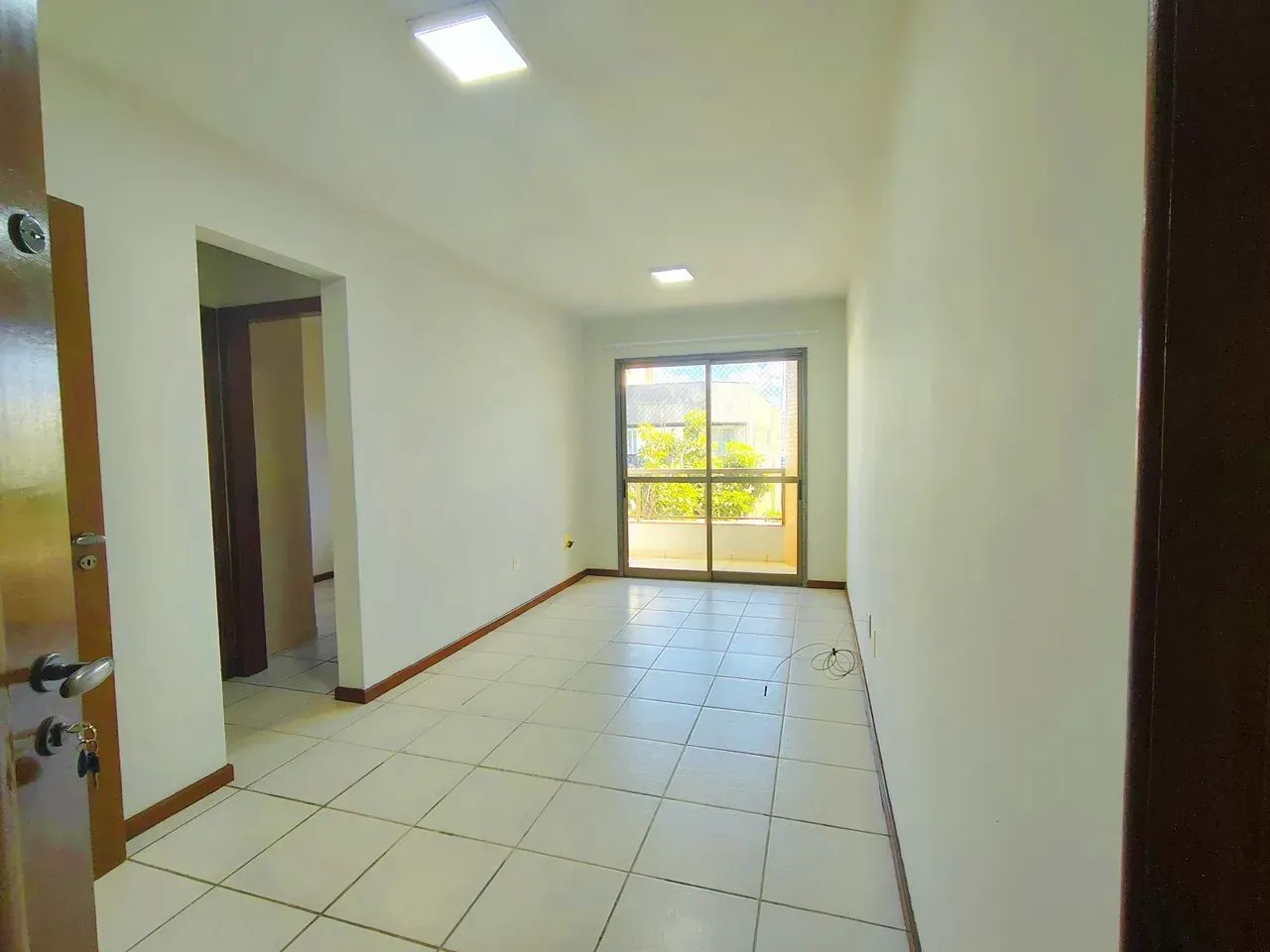 Apartamento para Alugar | 2 Quartos com Suíte | Varandão | Quadra do Mar |