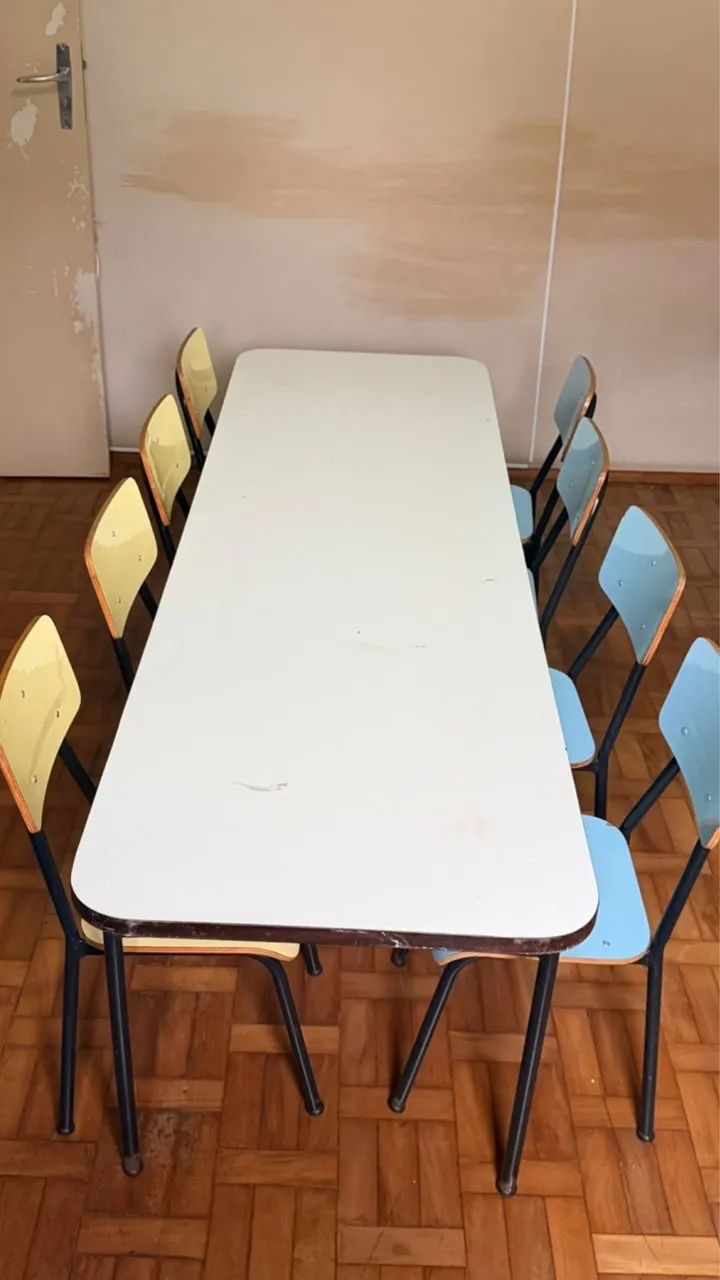 Mesa com 8 cadeiras infantil 