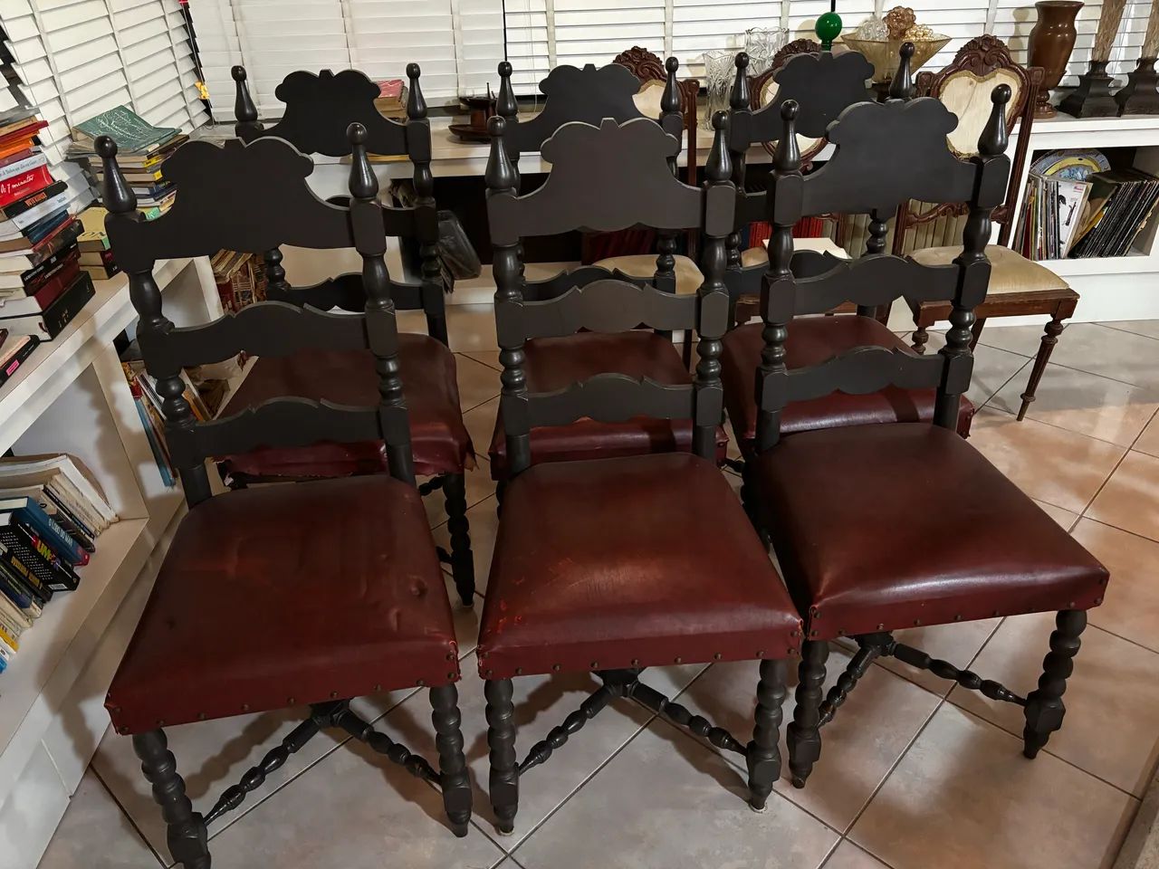 Conjunto 6 cadeiras madeira maciça - estilo colonial - Foto 4