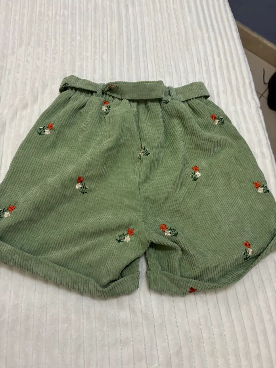Short Veludo Cotelê Verde Sálvia com Bordado Floral e Cinto Fivela - Foto 3