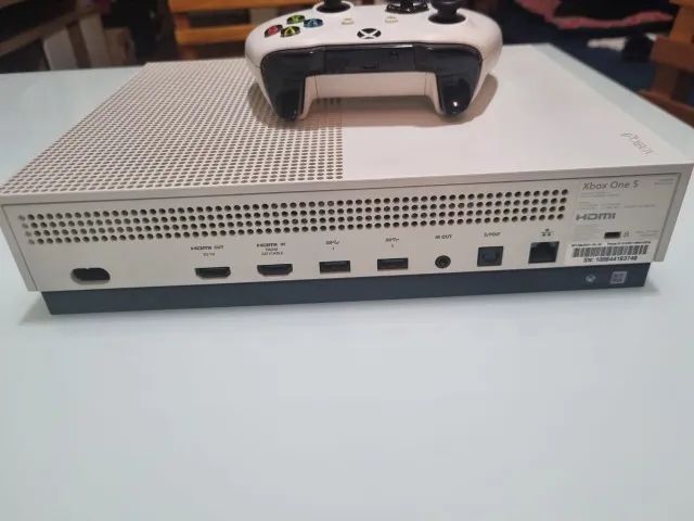 Console Xbox One S 1 Tb + 2 jogos - Foto 4