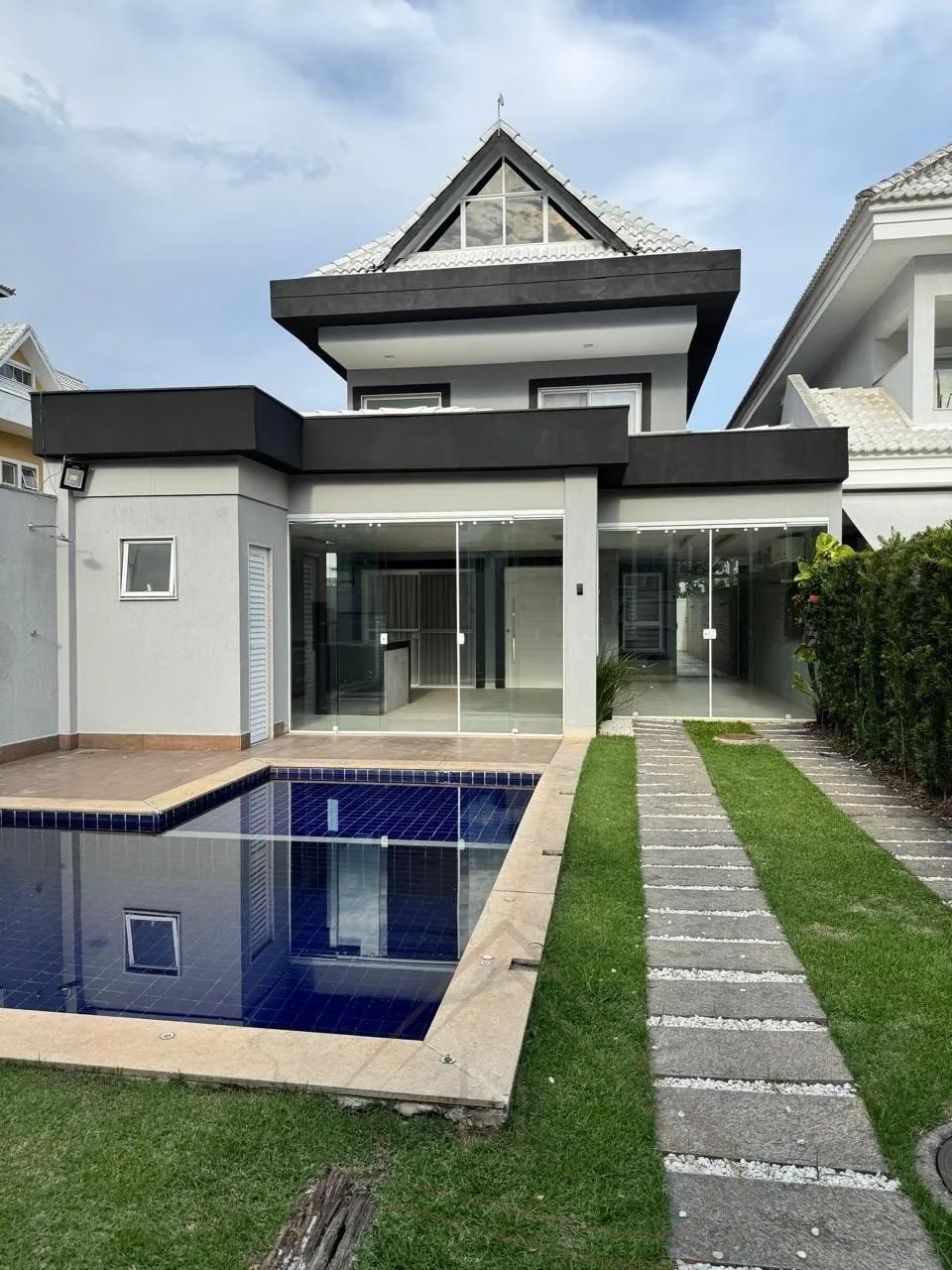 Casa de Alto Padrão no Recreio dos Bandeirantes: 5 Quartos, 5 Suítes, 2 Salas e 370m²!