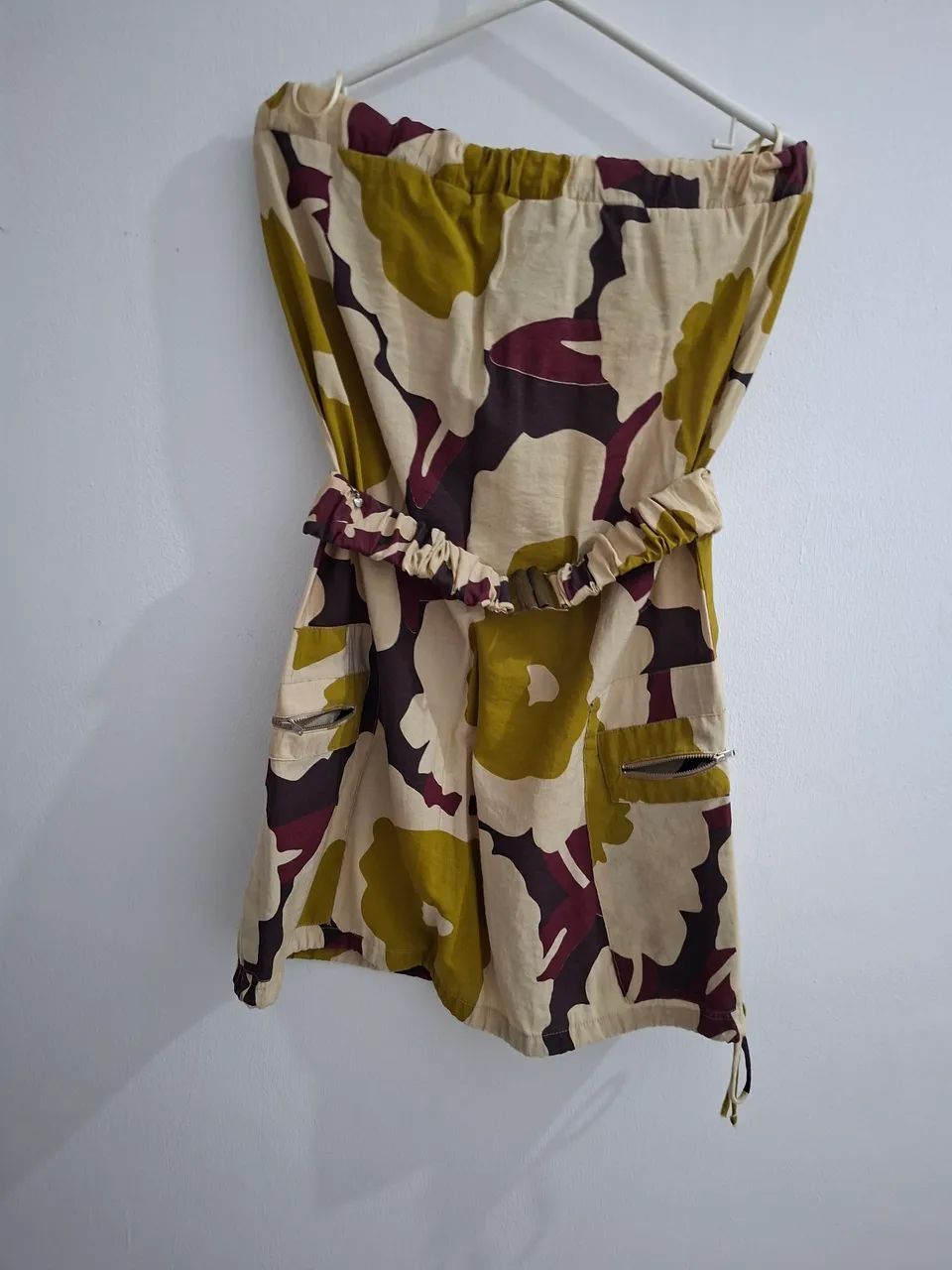 Vestido tomara que caia com cinto da cor do tecido