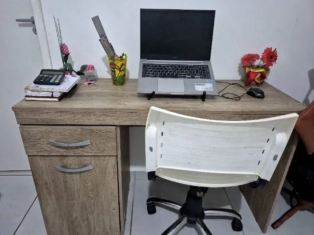 Mesa de estudo com cadeira