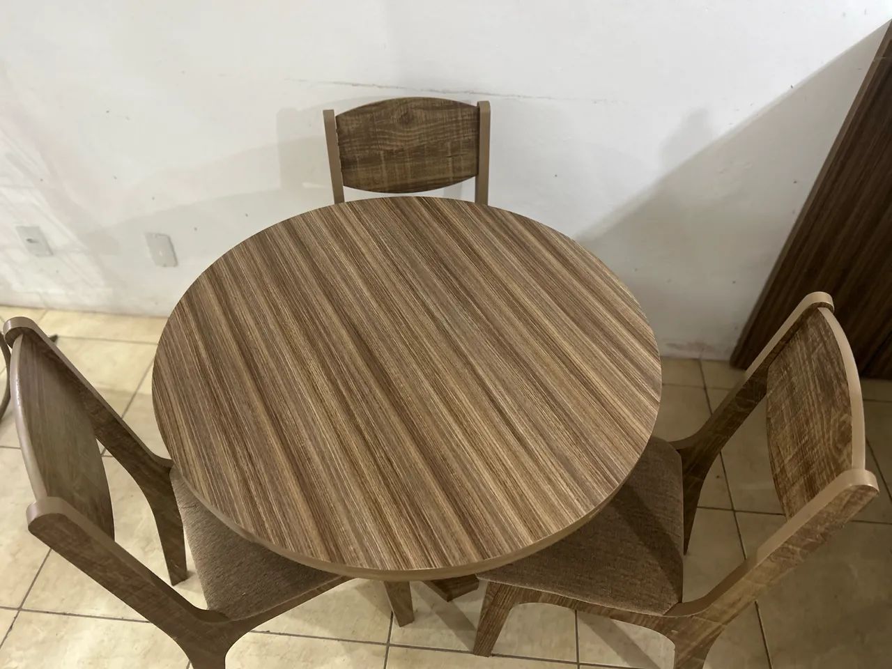 Mesa e cadeiras