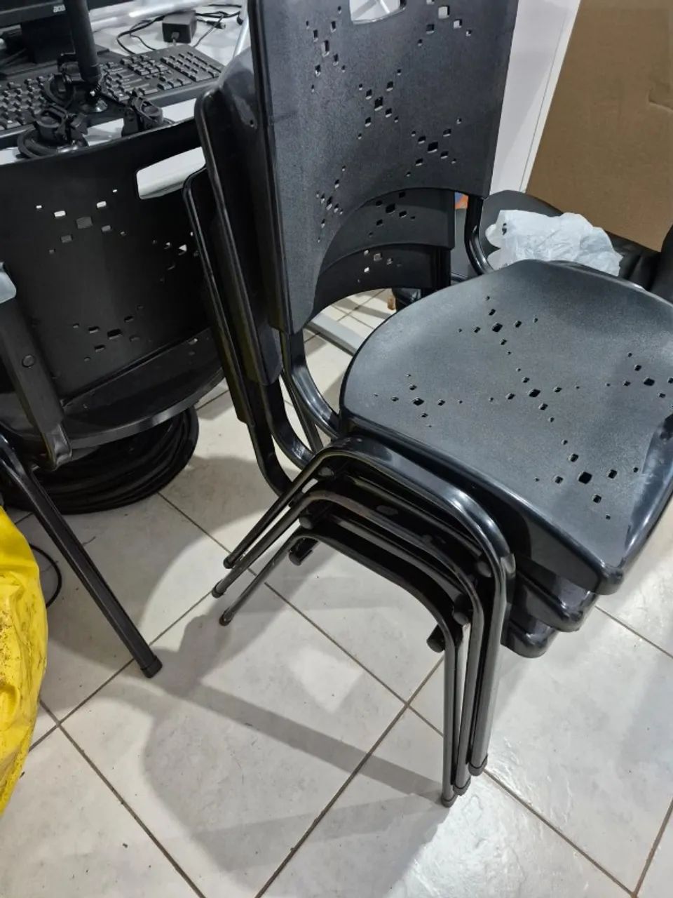 Cadeiras Plástica Preta Prancheta (34 cadeiras) - Foto 4