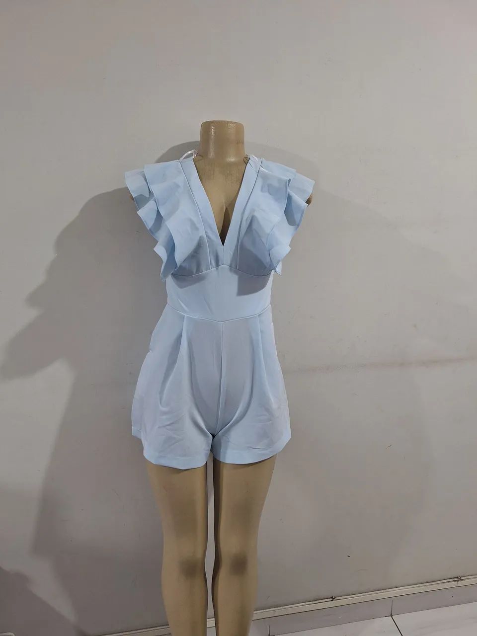 Macacão feminino com babado