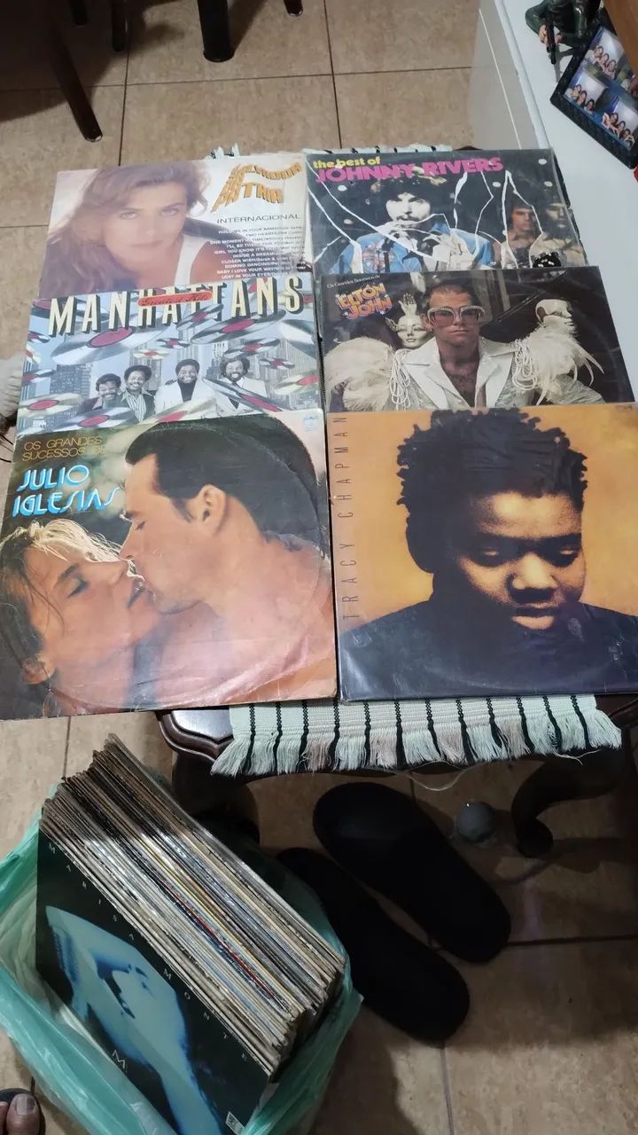 Caixa + 33 Discos de vinil  - Foto 2