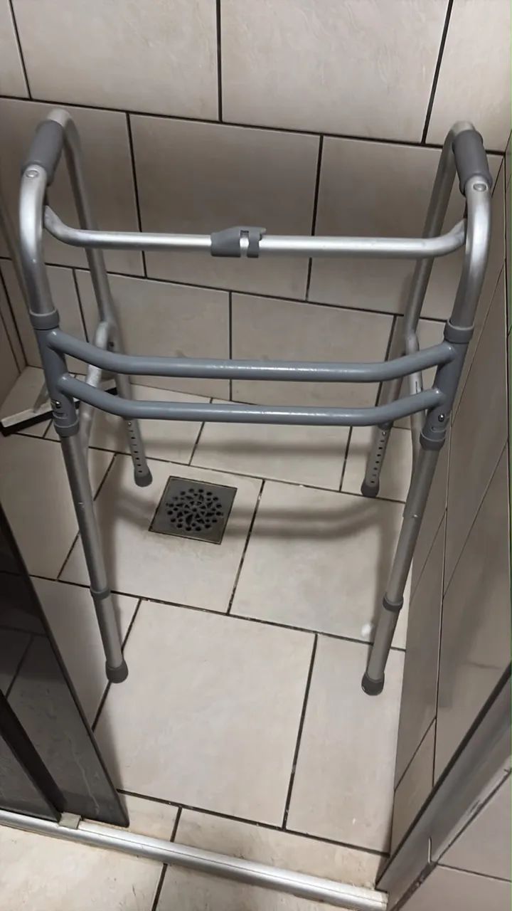 Cadeira de roda de banho e andador 