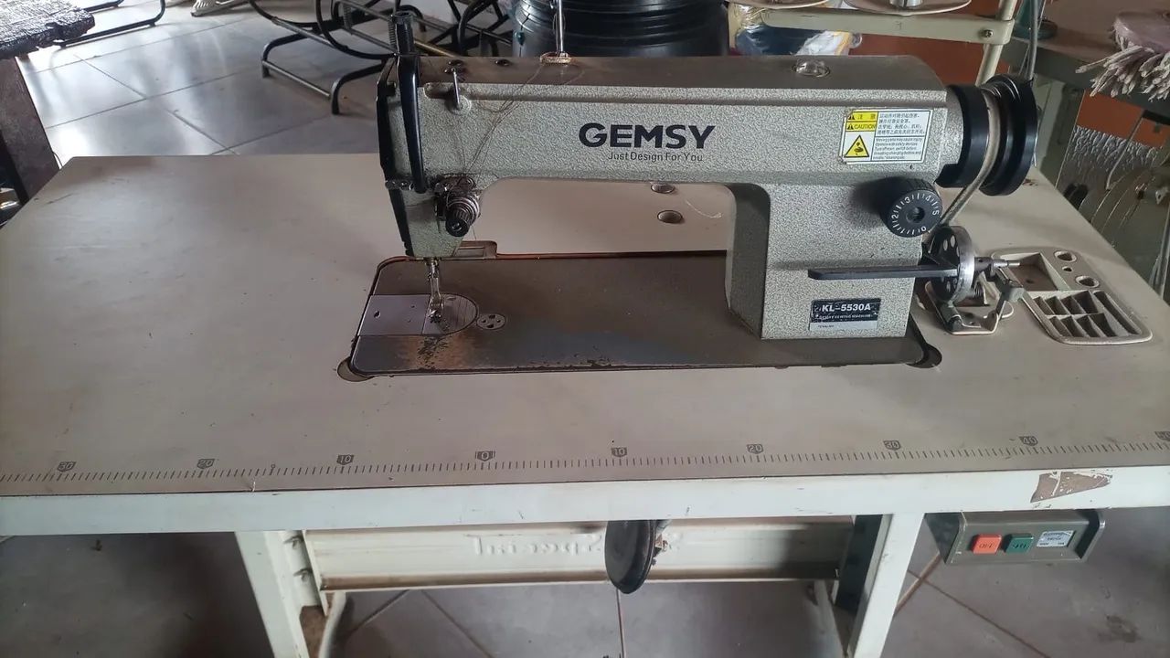 Vendo 2 máquina industrial . Galoneira e Reta - Foto 2