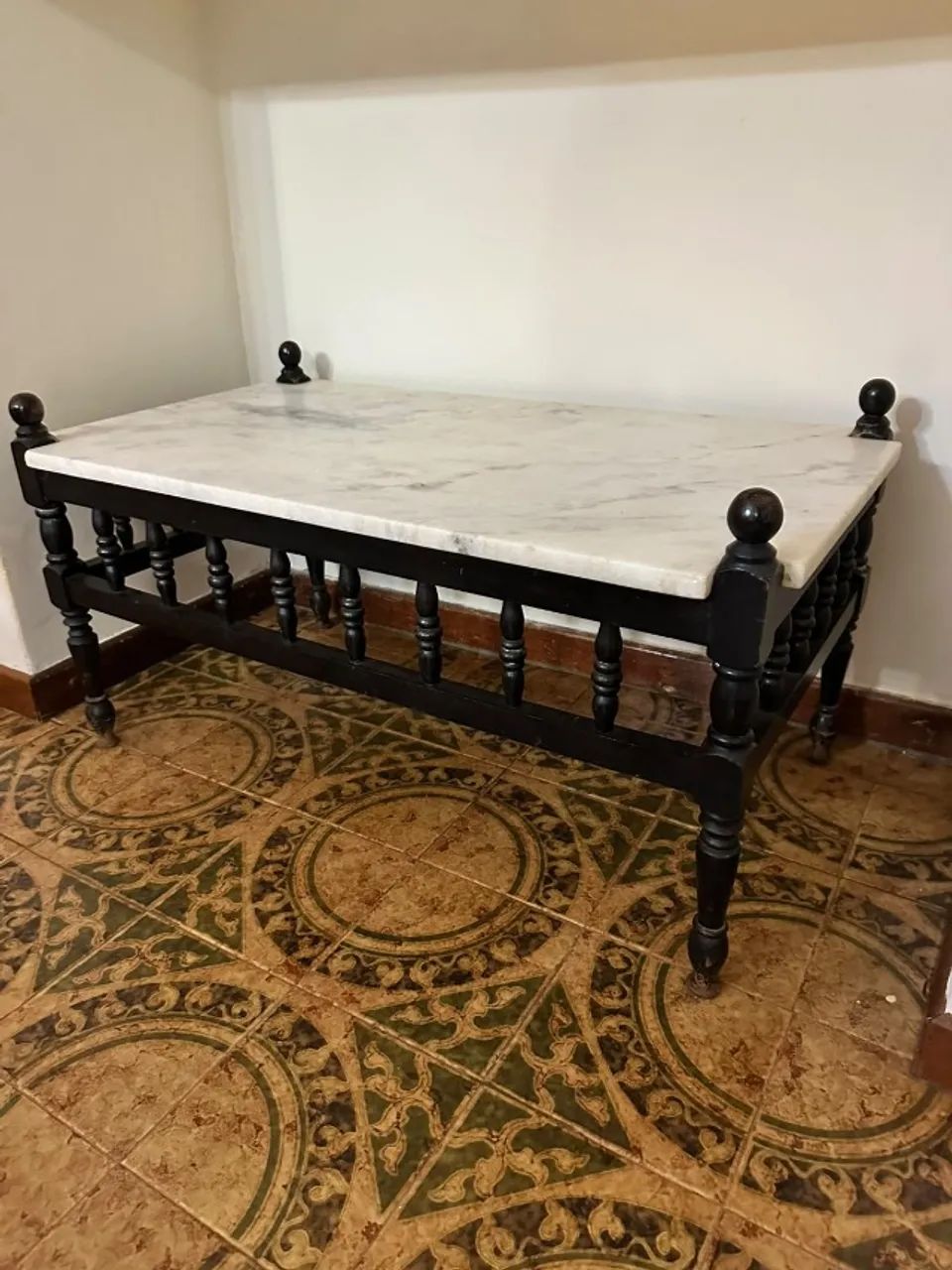 Mesa de centro antiga tampo de mármore base torneada com balaústres