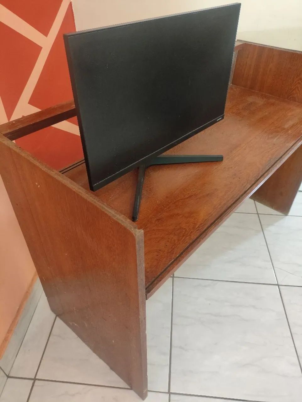 Escrivaninha de Madeira Maciça com Laterais e Vidro - Mesa para Computador - Foto 4