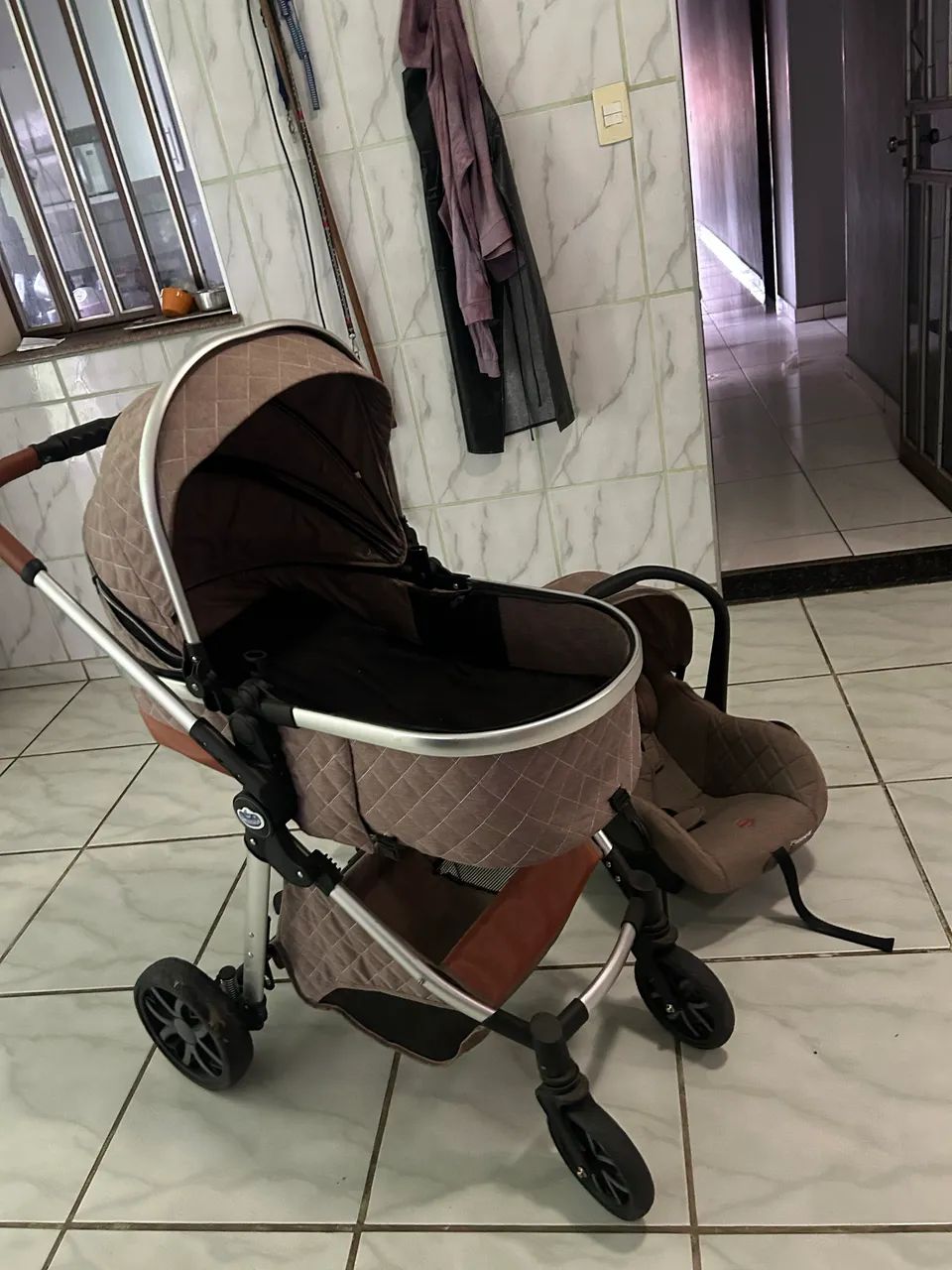 Vendo Carrinho Moisés + Colchão + Bebê Conforto