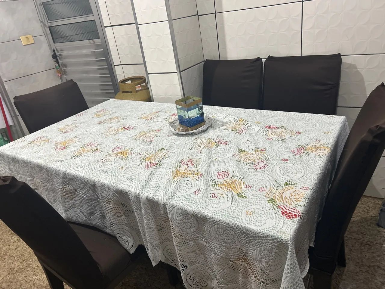 Estou vendendo essa mesa com 6 cadeiras  - Foto 4