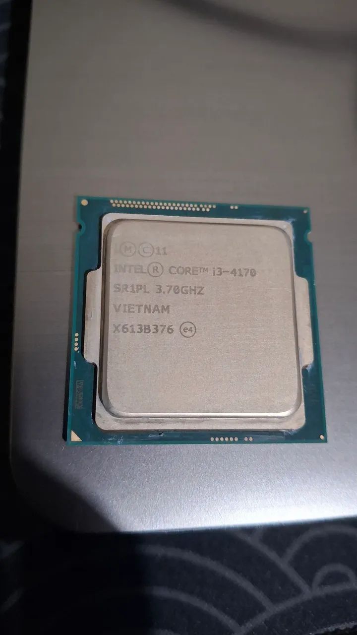 i3-4170: 2 núcleos / 4 threads, 3,7 GHz / + Cooler padrão intel.