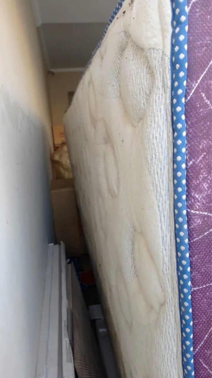 Cama Queen size em madeira  maciça  com colchão  - Foto 3