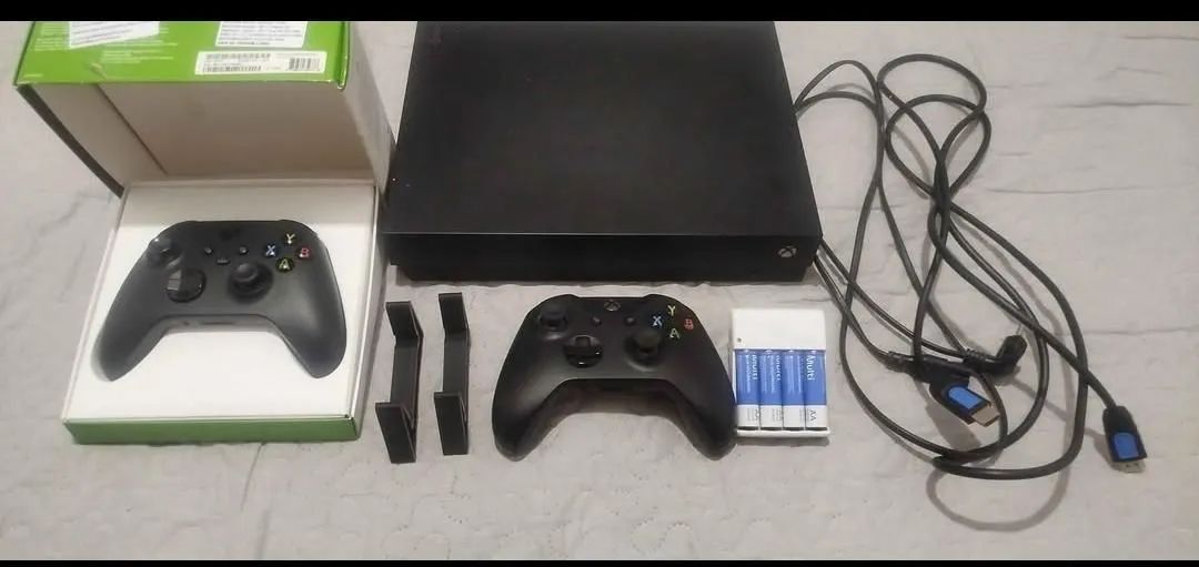 Xbox one X com dois controles e jogos