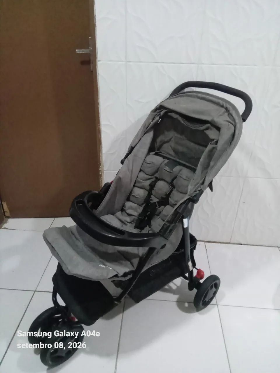 Carrinho de bebê unissex bem conservado  - Foto 2