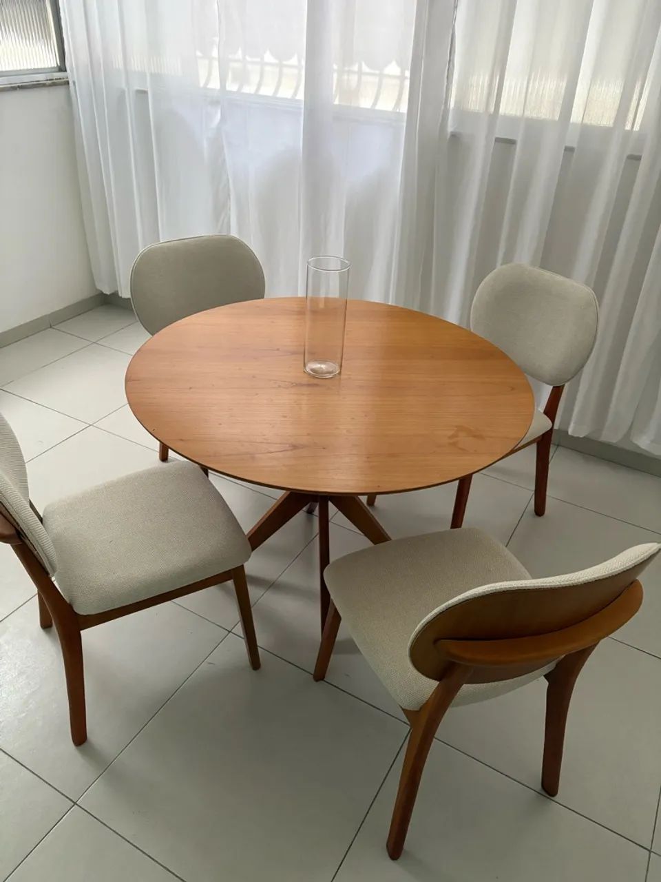 MESA COM CADEIRAS NOVA