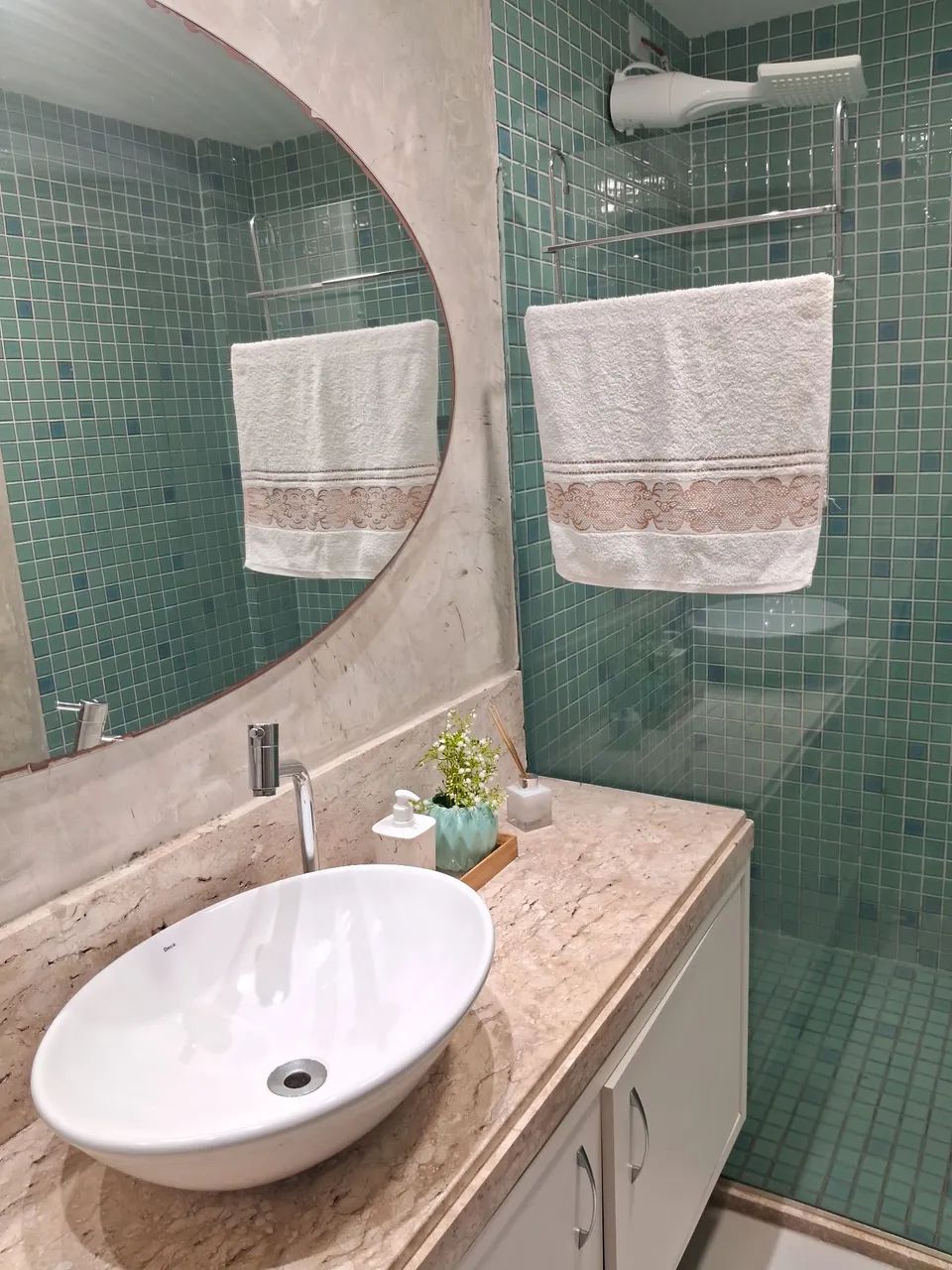 FLAT ENCANTADOR A UM PASSO DA PRAIA - Foto 11