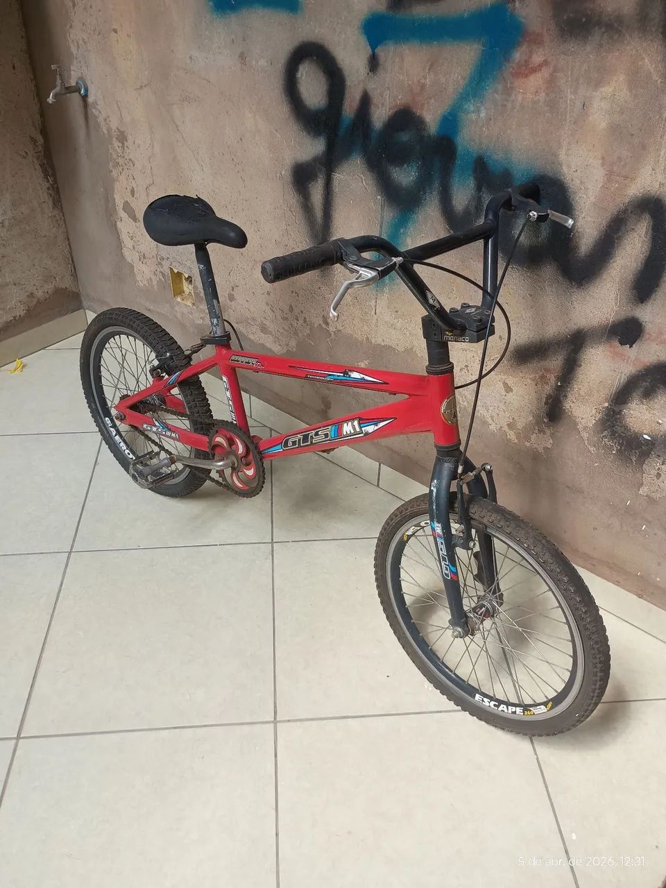 Bicicleta BMX vermelha  - Foto 2