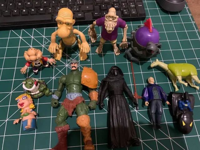 11 brinquedos por 80,00 reais bonecos diversos/ action figures