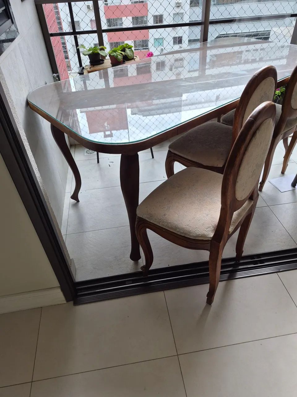 Uma mesa de madeira com tampo de vidro e 6cadeiras - Foto 2