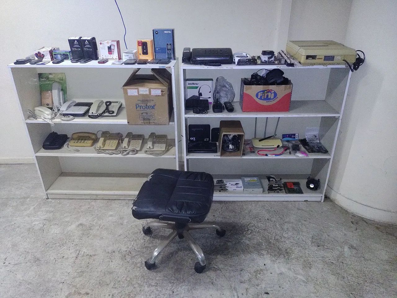 Telefonia e satélites, diversos itens, no estado. E outros.