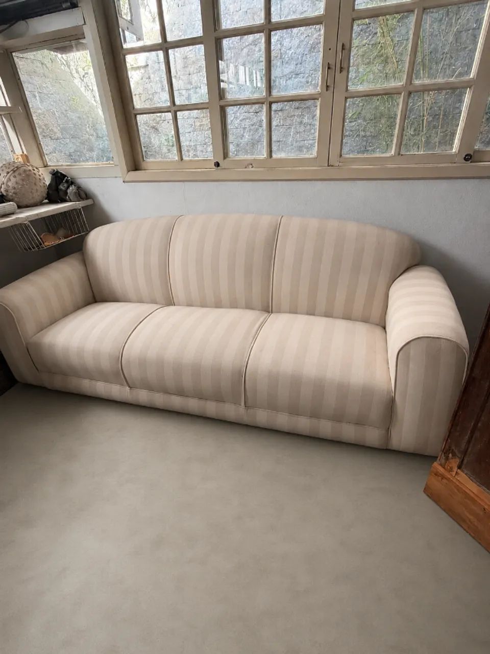 Sofá 3 Lugares Clássico em Tecido Listrado Bege - Design Atemporal - Foto 3