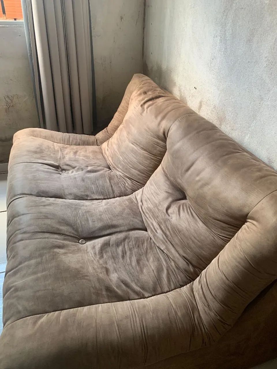 sofá de 2 lugares em tecido suede marrom - Foto 2