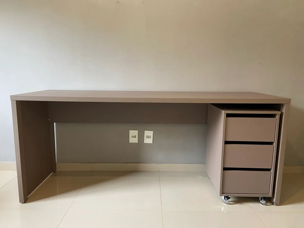 MESA ESCRITÓRIO 1,80M COM GAVETEIRO 3 GAVETAS 100% MDF  - Foto 2