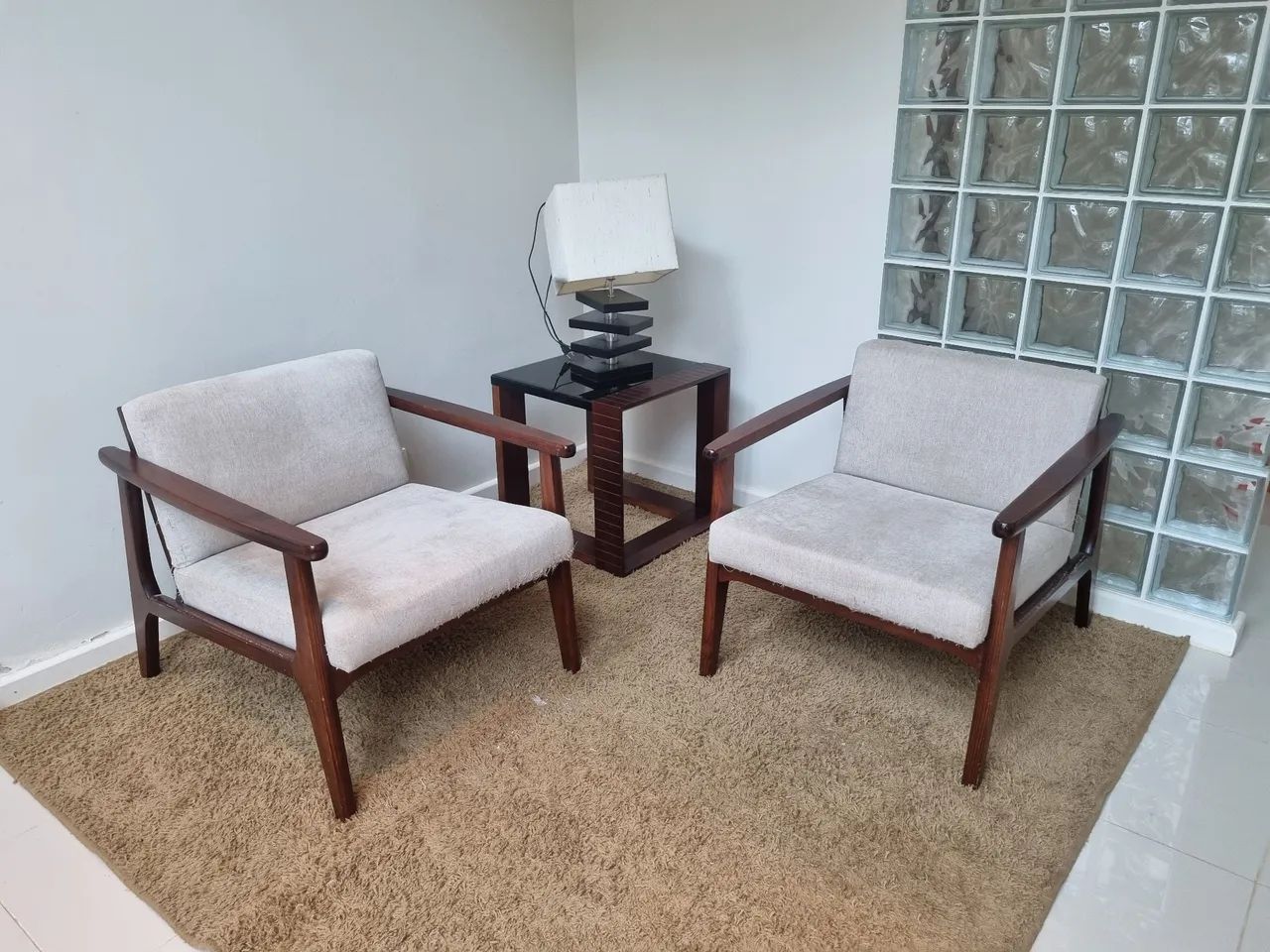 Conjunto Sala: 2 Poltronas em Linho + Mesa Lateral + Abajur + Tapete de Brinde!