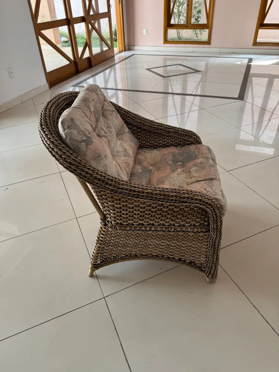Poltrona de vime com almofadas