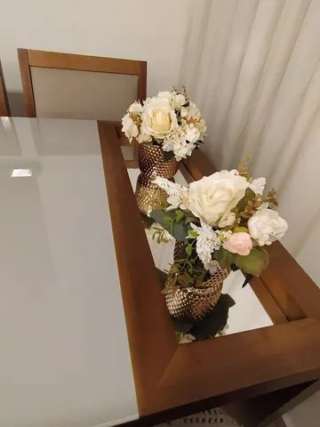 Vende. Se uma mesa com seis cadeiras.