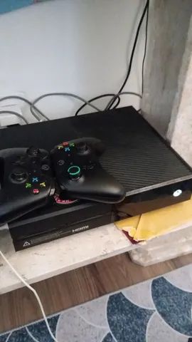 Xbox one com dois controles e um jogo - Videogames - Vila São Luiz,  Botucatu 1250197004