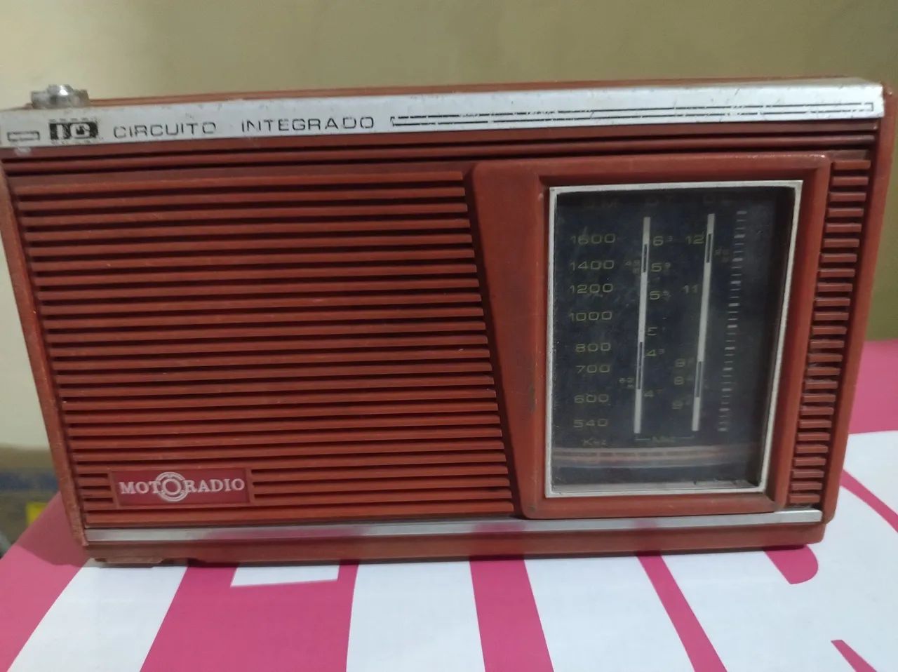 Rádio pequeno antigo