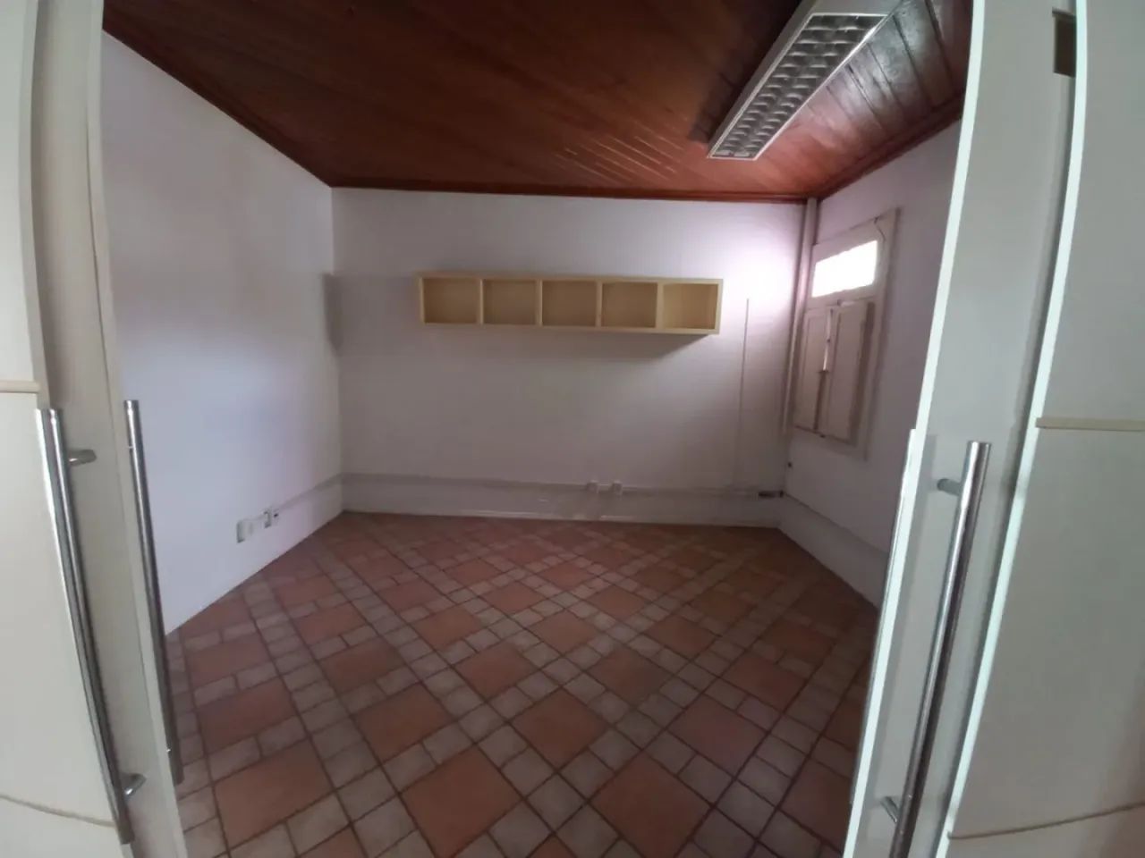 Locação no Centro de Florianópolis! Casa comercial com 107m² construídos e 4 vagas de gara - Foto 10