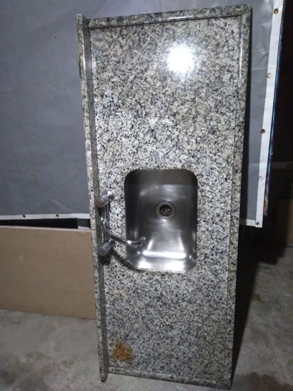 Pia de mármore com torneira dupla 