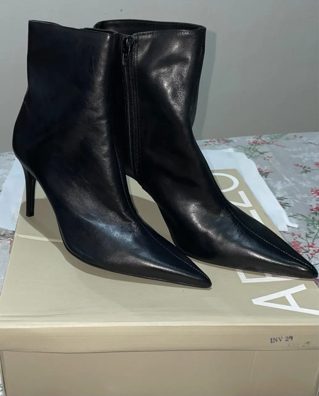 Bota feminina preta de salto fino