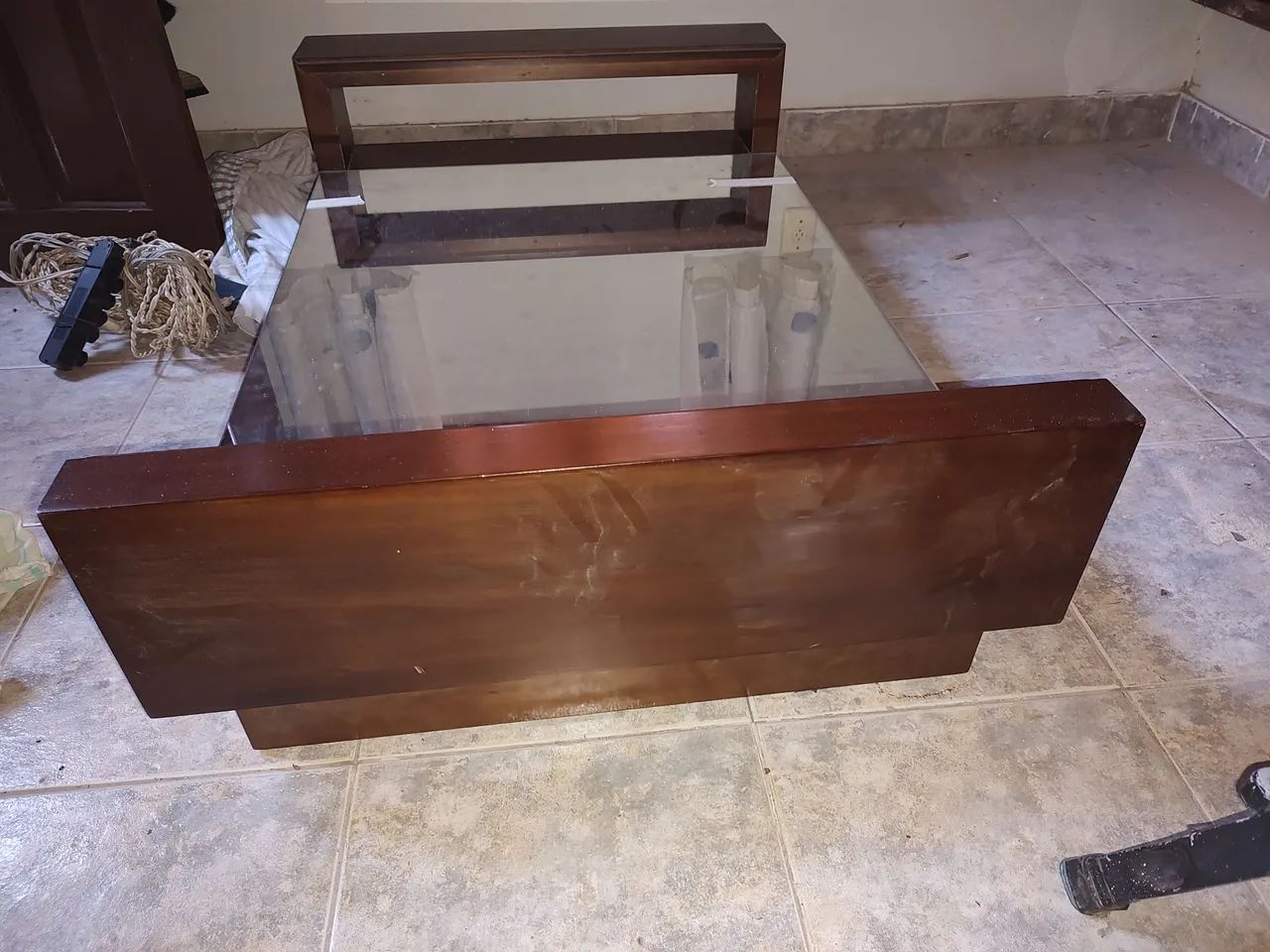 Mesa de centro com tampo de vidro preto com espelho embaixo  - Foto 3