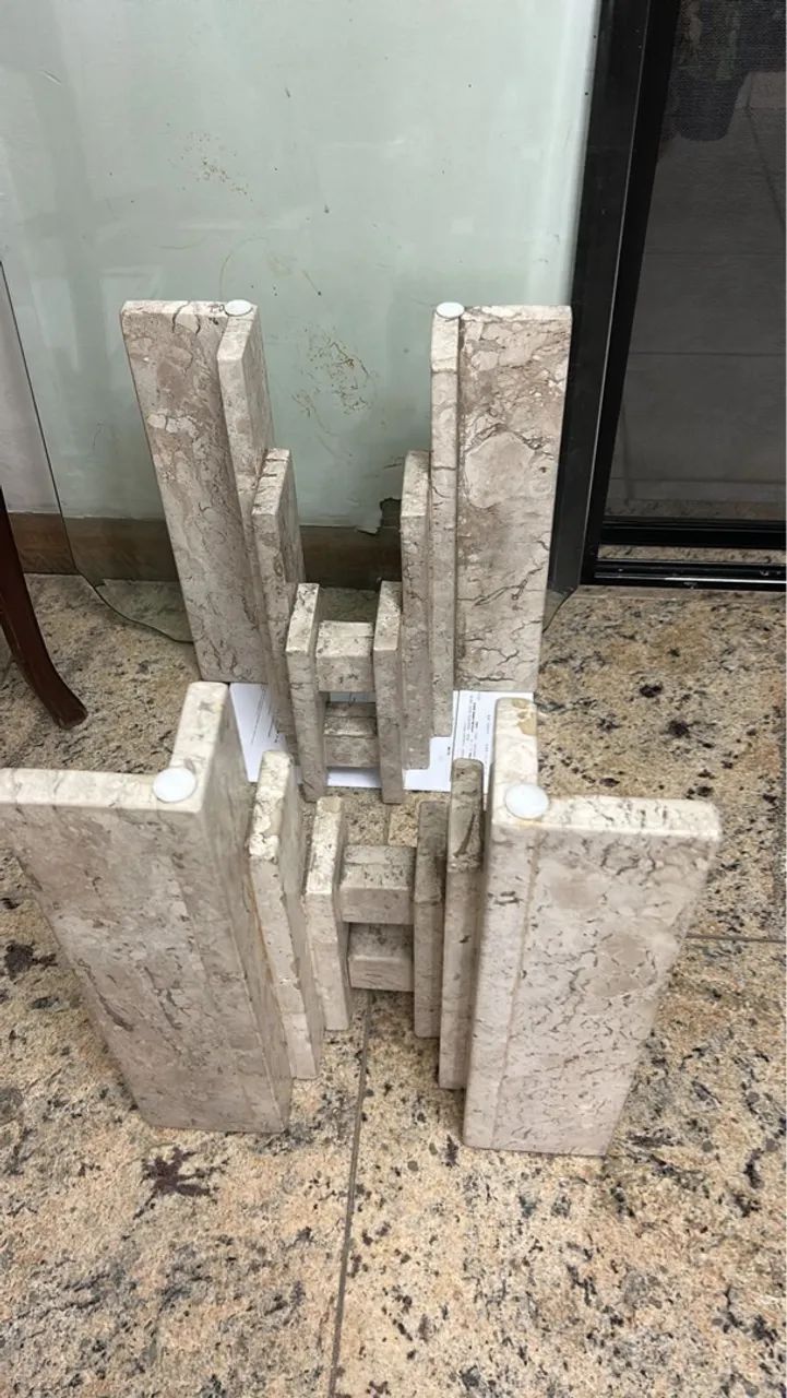 Mesa de centro c/ tampo de vidro bisotado e pés de mármore - Foto 2