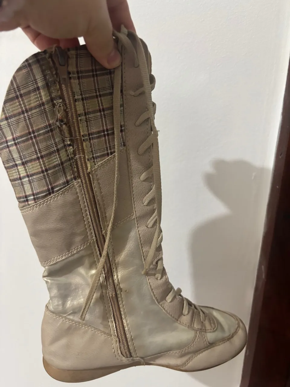 Bota Cano Longo Bege com Detalhes