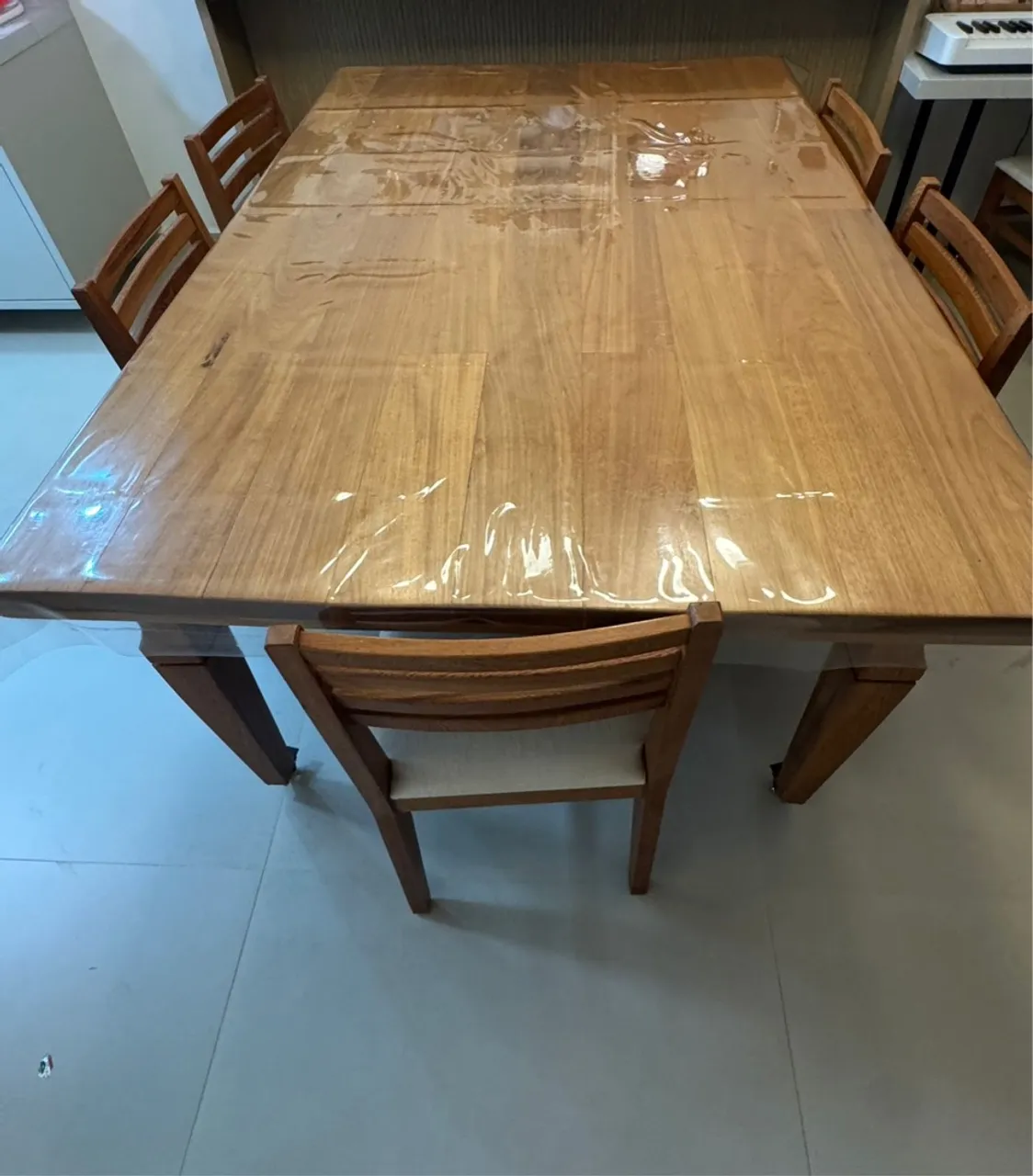 Mesa de Jantar em Madeira com Cadeiras