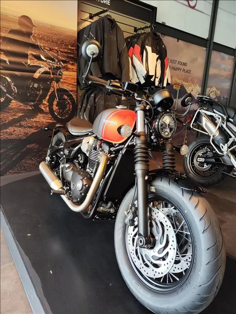 TRIUMPH BONNEVILLE BOBBER 1200