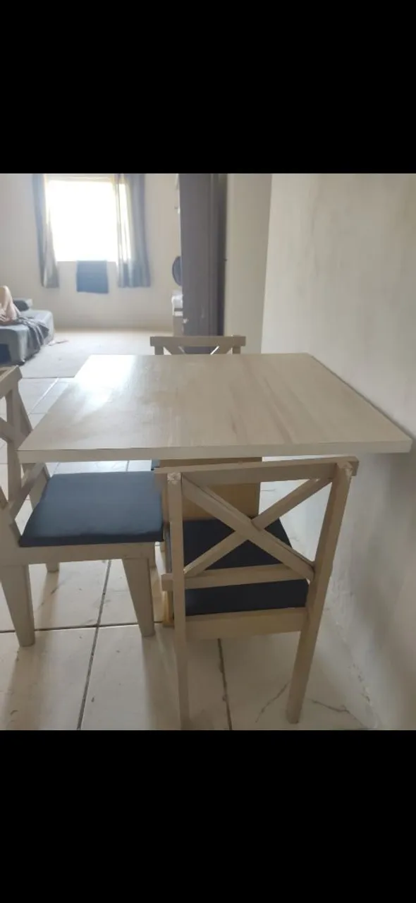 Mesa com 4 Cadeiras de madeira