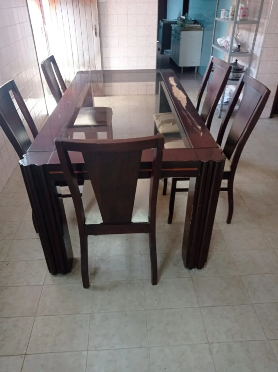 Vendo mesa de madeira e vidro retangular com 5 cadeiras